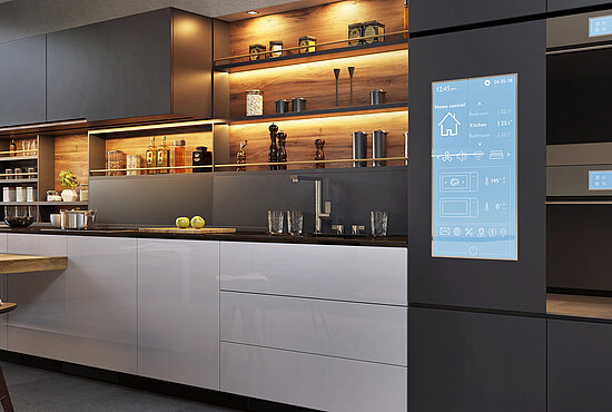 Smart Home-Bedienfeld in einer modernen Küche